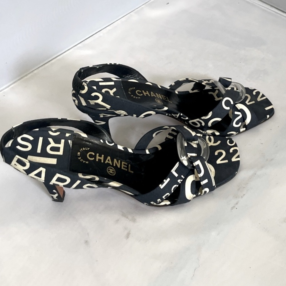 CHANEL vintage navy shoe